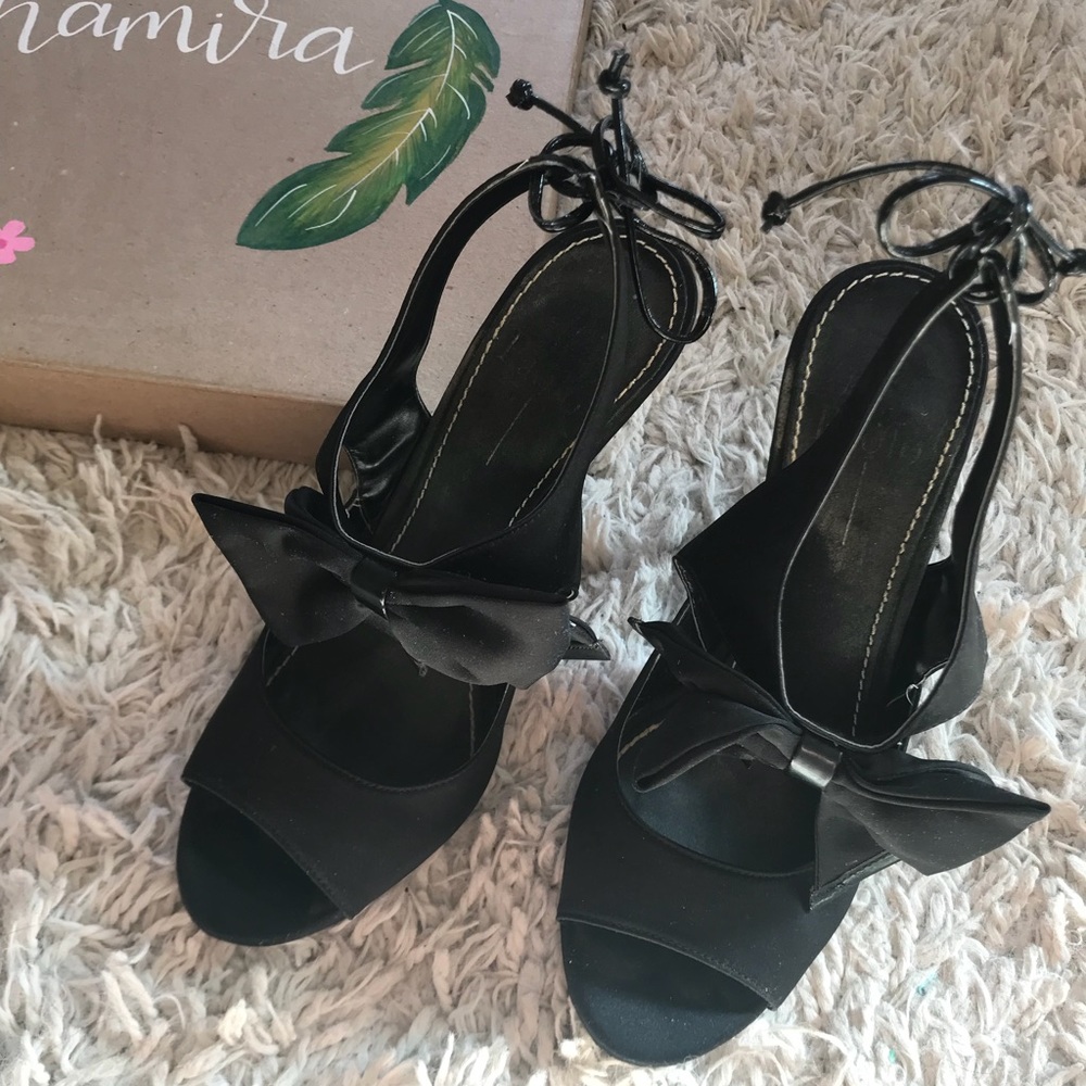 the CUTEST little black bow heel